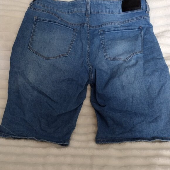 I.T. Millie Petite Curvy Long Rider Denim Bermuda Shorts 14P Medium Wash - Picture 10 of 13